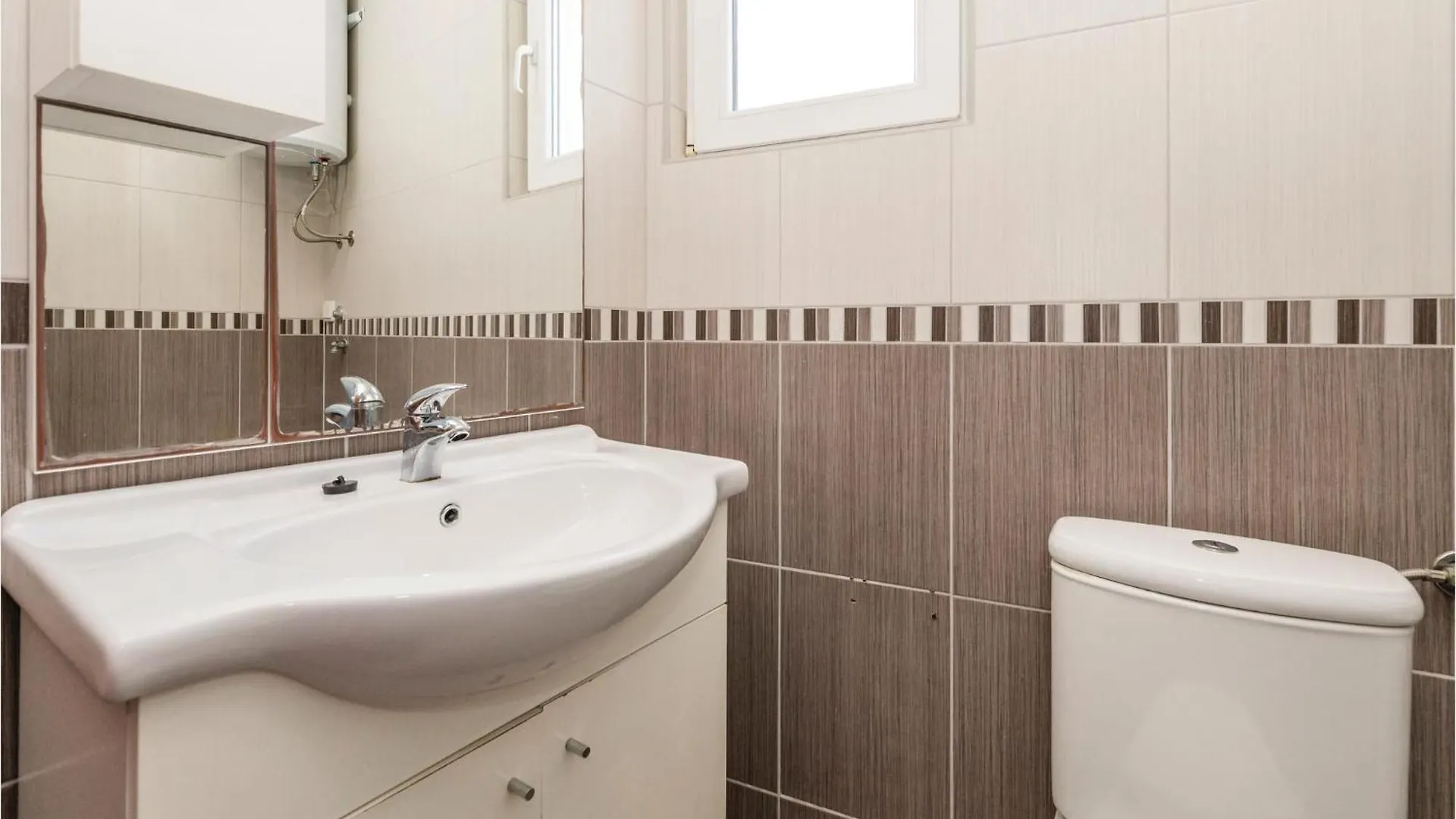 2 Bedroom Stunning Apartment In Povljana